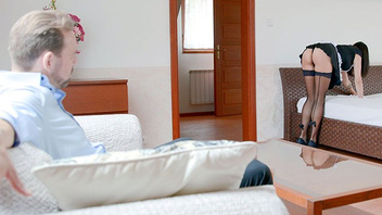 Горничная  красотка ебется  с хозяином