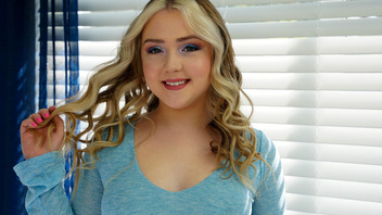 Две милые блондиночки  ебутся с мужиками