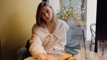 Дает  девушке сосать хуй и отлично  ебенит