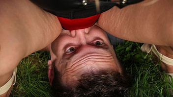 Мощно села мужику пиздой на лицо