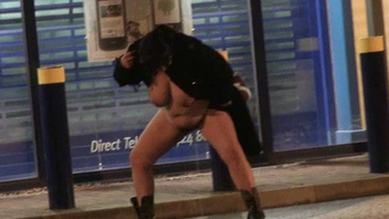 Жирная сука мастурбирует в баре и шалит на улице