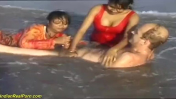 Купание мужика и  ебля с двумя сучками