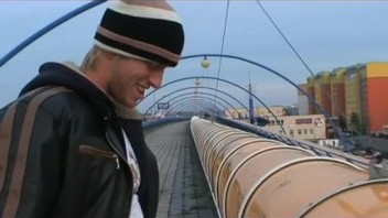 В кустах дает молодке пососать