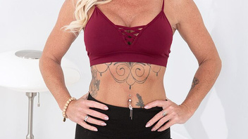 Милфу  с большими дойками  жарит самец