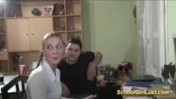 Симпатичную красивую молодку жарят парни