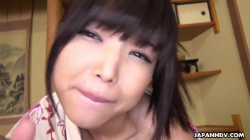 Брюнетка азиатка обожает отсасывать