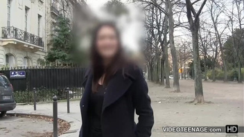 Сисястая красотка согласилась  показать прелести