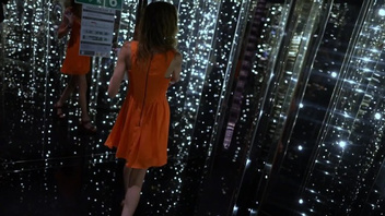 Домашняя телочка берет член в ротик