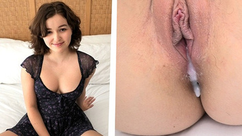 Красотка  сосет хуй и принимает  в киску