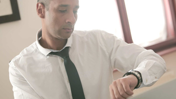 Возбуждает начальника  и получает жаркий секс