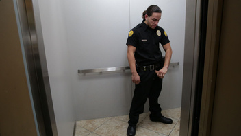 В лифте грудастая сучка отсосала