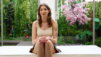 Здоровый черный конец  имеет белую давалку