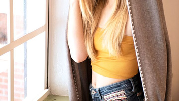 Молоденькая девчонка  ласкает свою дырочку