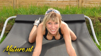 Любовница  жадно сосет  хер и шпилится