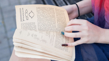 Тощую Еву (Eva Tender) мощно шпилит парень