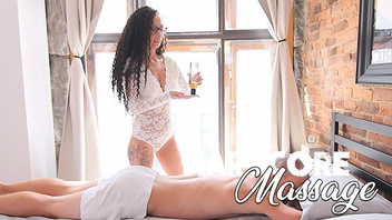 Привлекательная массажистка  сосет хер