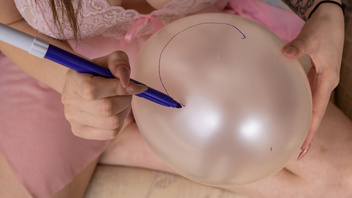 Сисястая красавица ласкает себе писю