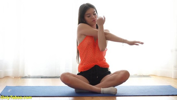 Гибкая деваха отлично  ласкает себе дыру