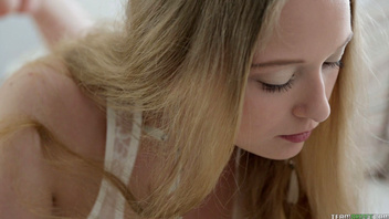 Минет и ебля, самец жарит крошку