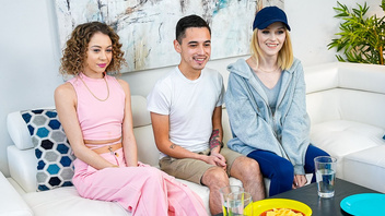 Милашки молодки ебутся с одним пацаном