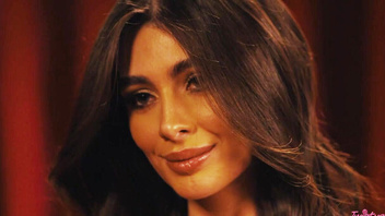 Сексапильная горячая баба  ласкает пизду