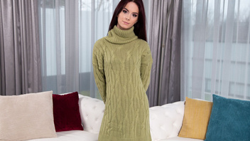 Тощая милая девчонка жарится за деньги