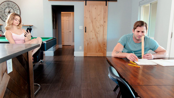 Огромным  хуем парень отодрал  милашку