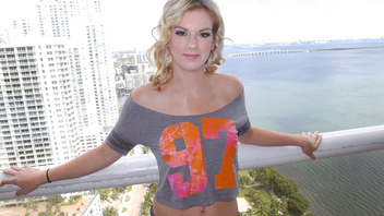 Роскошная блонда получила  в киску и ротан