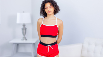 Кудрявую молоденькую деваху  имеет пацан