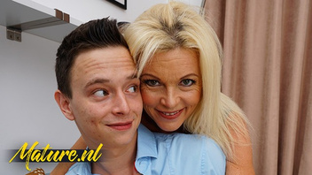 Зрелая грудастая маша шпилится с молодым хуем