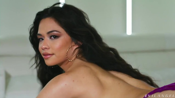 Красавица Скарлет (Scarlett Alexis)  получает в рот и анальное отверстие