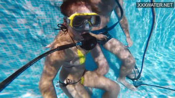 Забавы  под водой, девка подрочила хер  и взяла в ротик