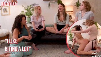 Лесбиянки отлично  трахаются на четверых