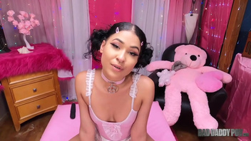 Телочка красотка удовлетворяет себя игрушками