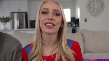 Веселая молодая блондиночка  круто жарится