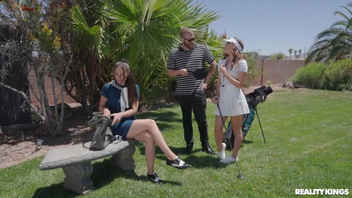 На лужайке отлично шпилит крошку