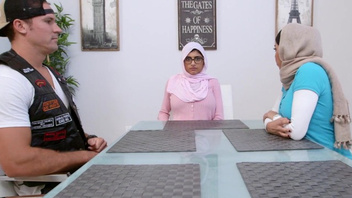 Две сисястые бабы отдаются одному мужику