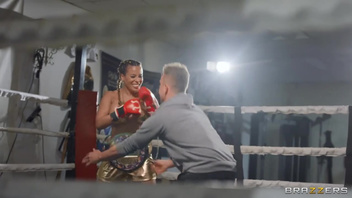 Шикарная  красотка милфа  получила в ротан  и анал