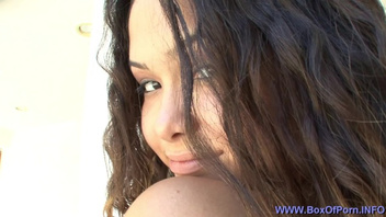 Милую телочку шпилит здоровый хрен