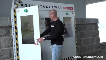 Здоровяк мощно натянул  на хрен крошку