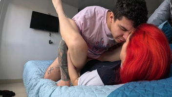 Бабу  с красными волосами поебал  парень