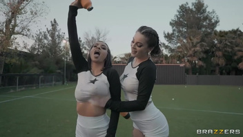 Групповуха с красотками  на свежем воздухе