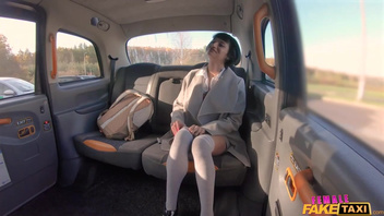 Трахач в машине,  самец шпилит красавицу