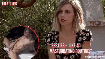 Милашка очень любит мастурбировать