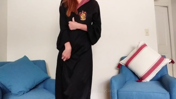 Красотка показала свою дырочку