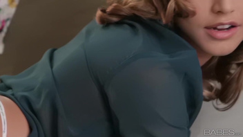 Сексапильная девка  ласкает себе дырку