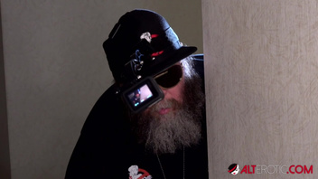 Зрелую  блонду шлюшку жестко  ебут