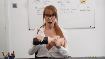 Молодой член долбит  двух зрелых телочек