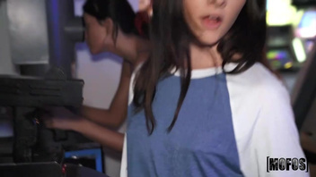 Веселую  красивую молодку  имеет крепкий хуй