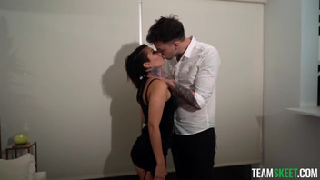 Сексуальная  пышногрудая баба круто  долбится